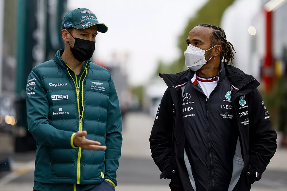 Sebastian Vettel, Aston Martin y Lewis Hamilton, Mercedes
