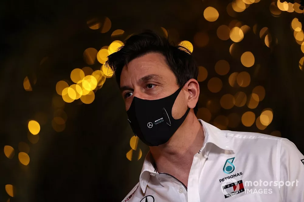Toto Wolff, Director Ejecutivo Mercedes AMG habla con los medios de comunicaci&oacute;n