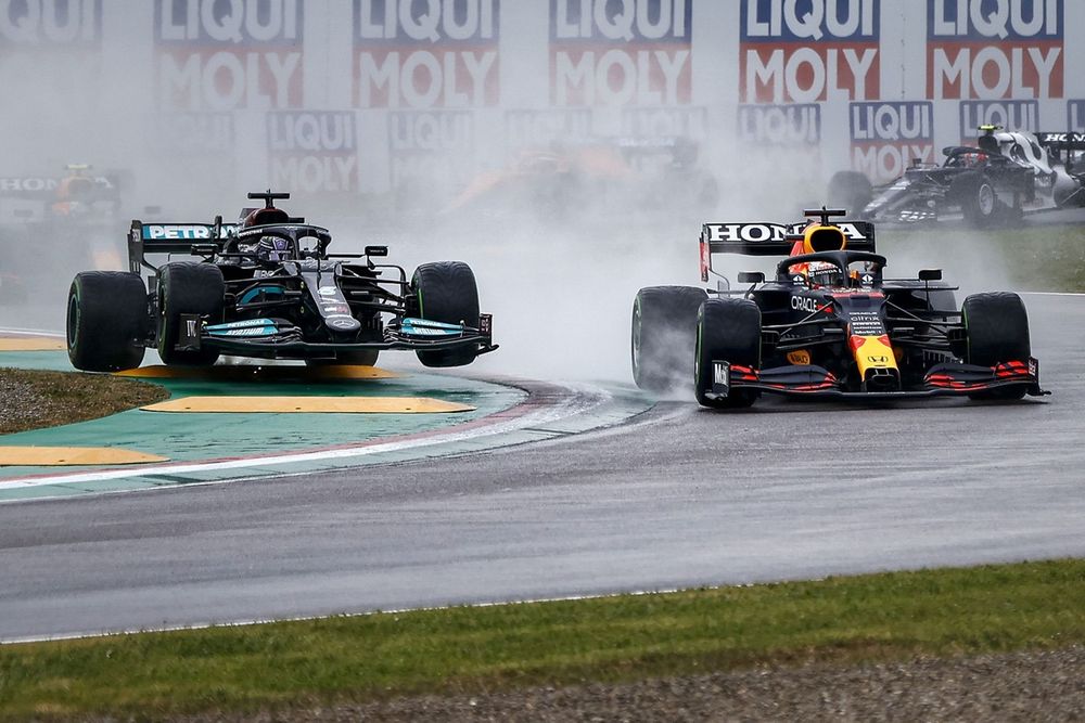 Max Verstappen, Red Bull Racing RB16B, Lewis Hamilton, Mercedes W12, al inicio