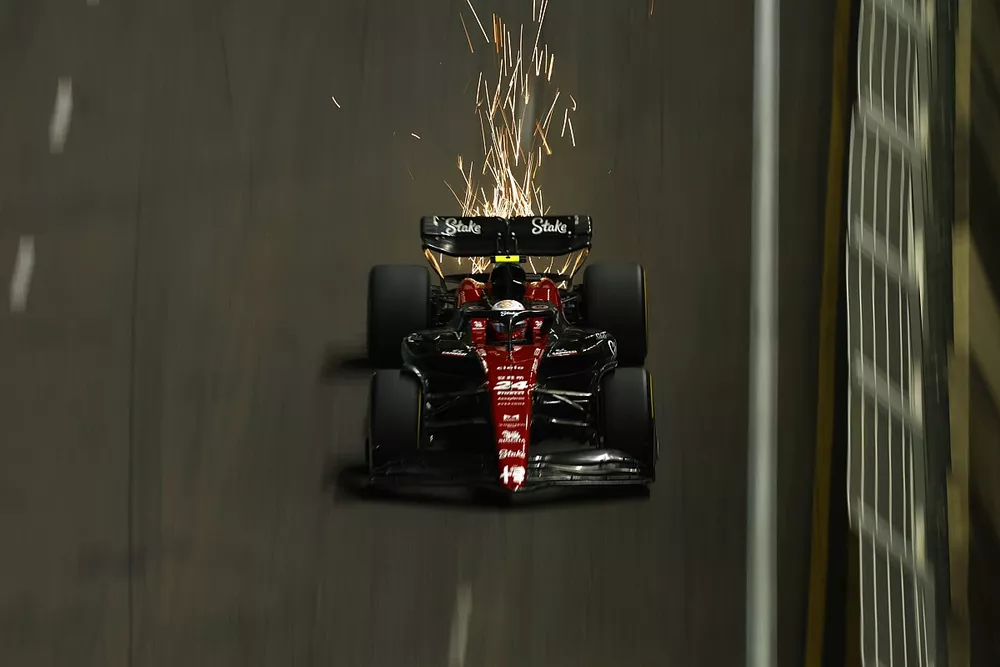 Sparks trail from Zhou Guanyu, Alfa Romeo C43