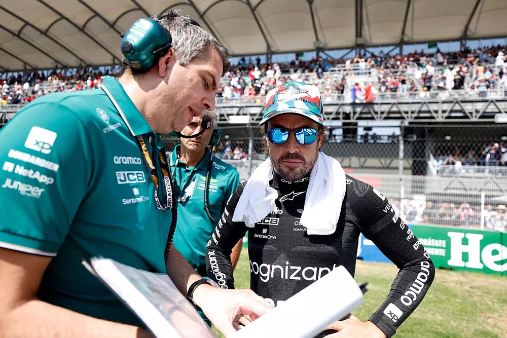 Fernando Alonso, Aston Martin F1 Team, en la parrilla con los ingenieros