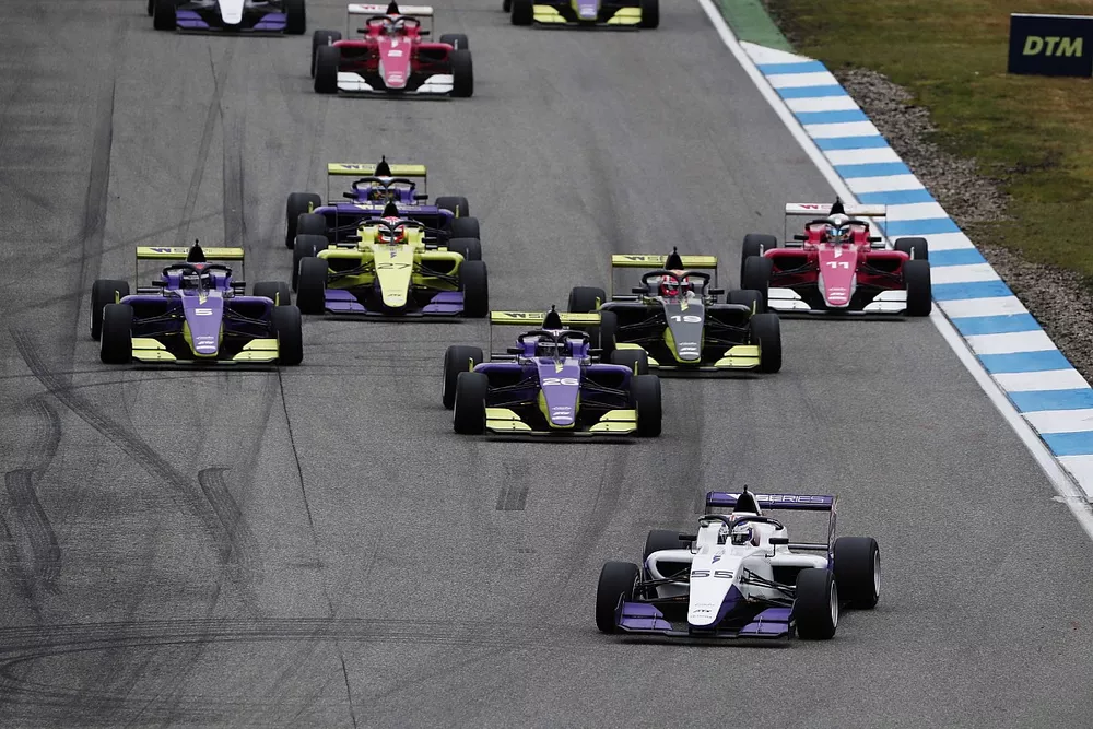 Jamie Chadwick leads at the start of the race