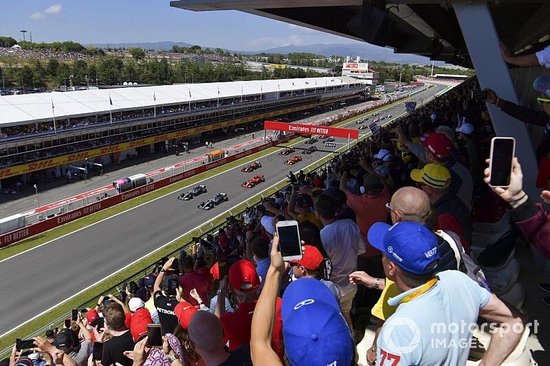 Valtteri Bottas, Mercedes AMG W10, y Lewis Hamilton, Mercedes AMG F1 W10, lideran el campo en la salida