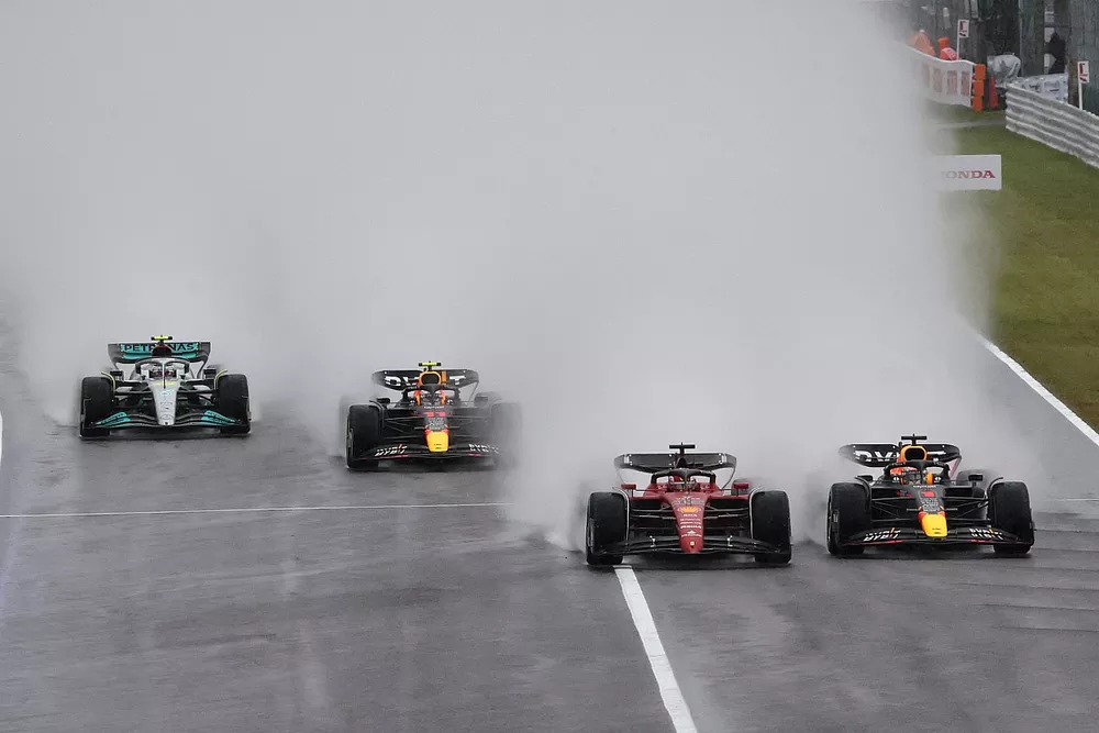 Max Verstappen, Red Bull Racing RB18, battles with Charles Leclerc, Ferrari F1-75, ahead of Sergio Perez, Red Bull Racing RB18, Lewis Hamilton, Mercedes W13, the rest of the field at the start