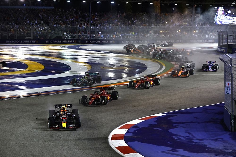 Sergio Pérez, Red Bull Racing RB18, Charles Leclerc, Ferrari F1-75, Lewis Hamilton, Mercedes W13, Carlos Sainz, Ferrari F1-75, Lando Norris, McLaren MCL36, el resto de la parrilla en la salida