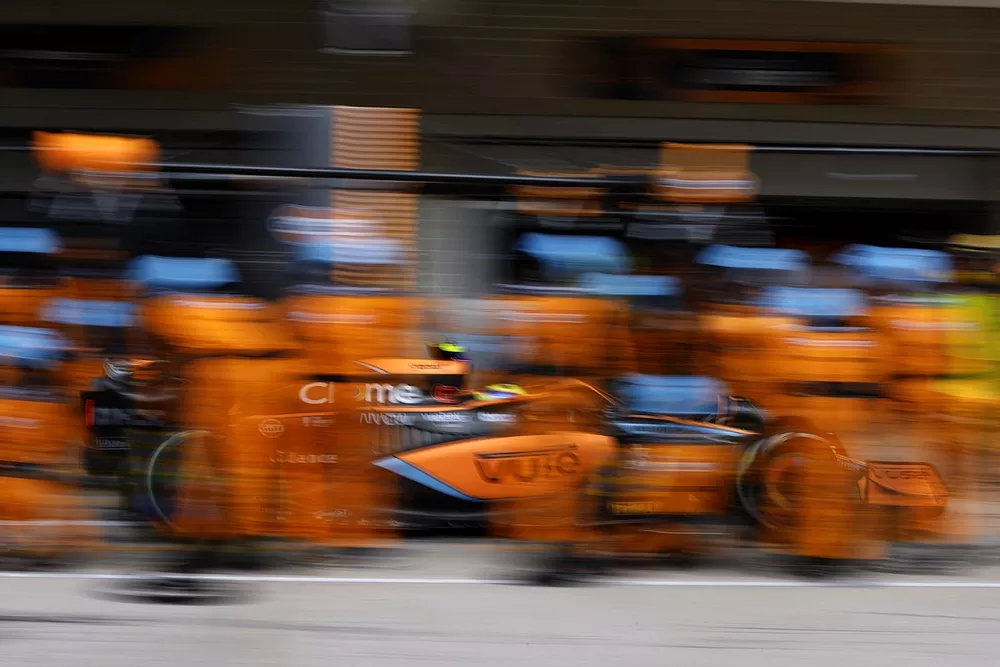 Lando Norris, McLaren MCL36, en boxes