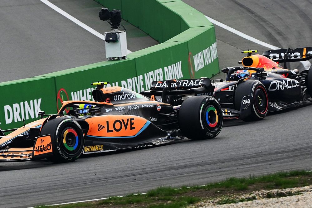 Lando Norris, McLaren MCL36, Sergio Pérez, Red Bull Racing RB18