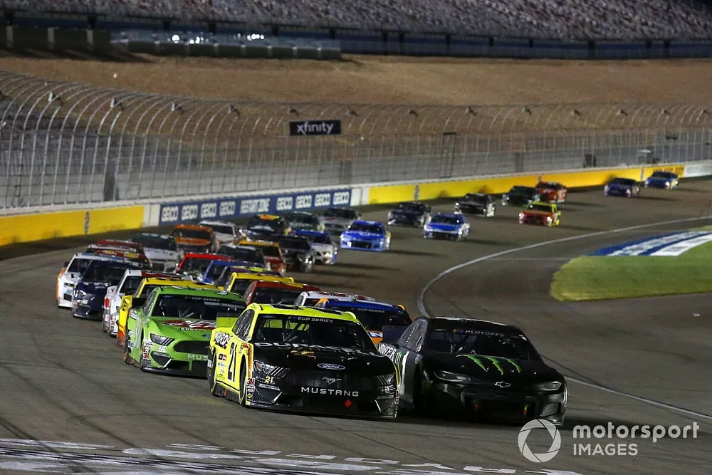 #21: Matt DiBenedetto, Wood Brothers Racing, Ford Mustang Menards/Duracell, #1: Kurt Busch, Chip Ganassi Racing, Chevrolet Camaro Monster Energy