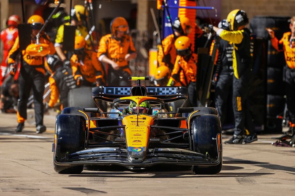 Lando Norris, McLaren MCL38, leaves his pit box after a stop