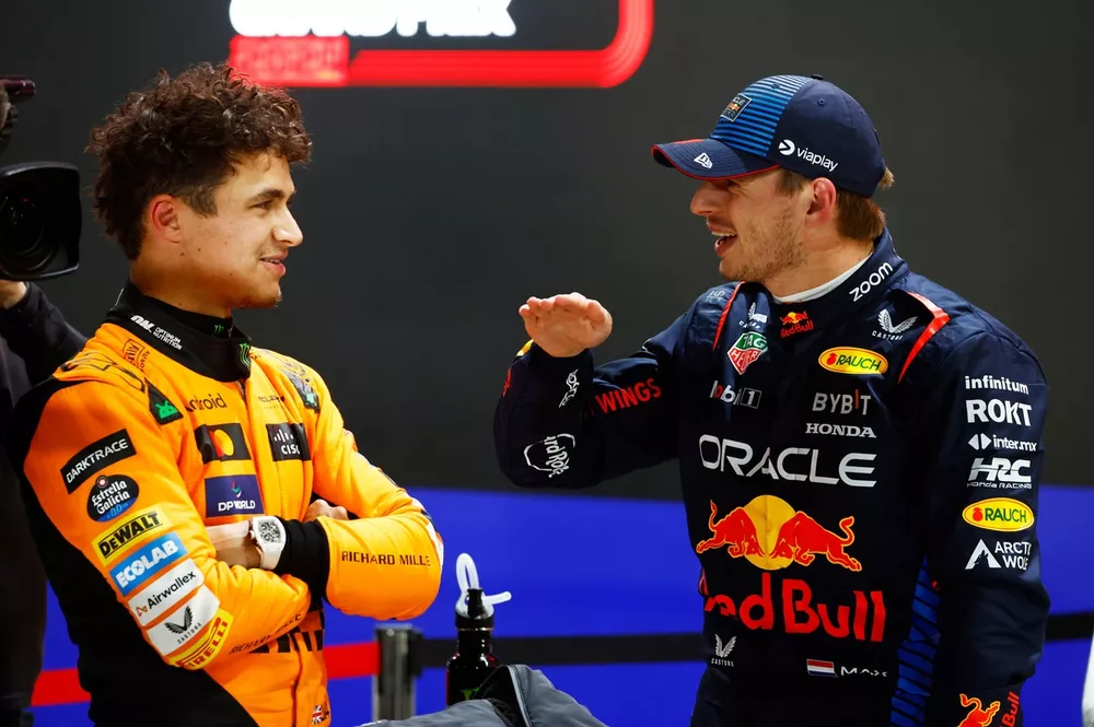 Max Verstappen, Red Bull Racing, y Lando Norris, McLaren F1 Team, conversan en el parc ferm&eacute;