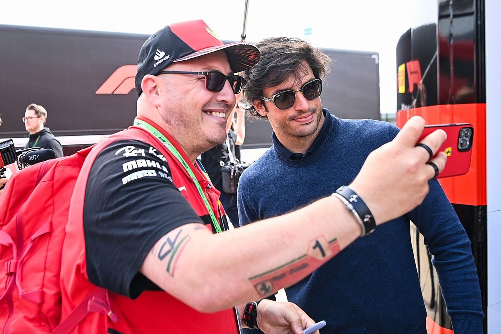 Carlos Sainz, de Ferrari, posa para que un aficionado se haga una foto
