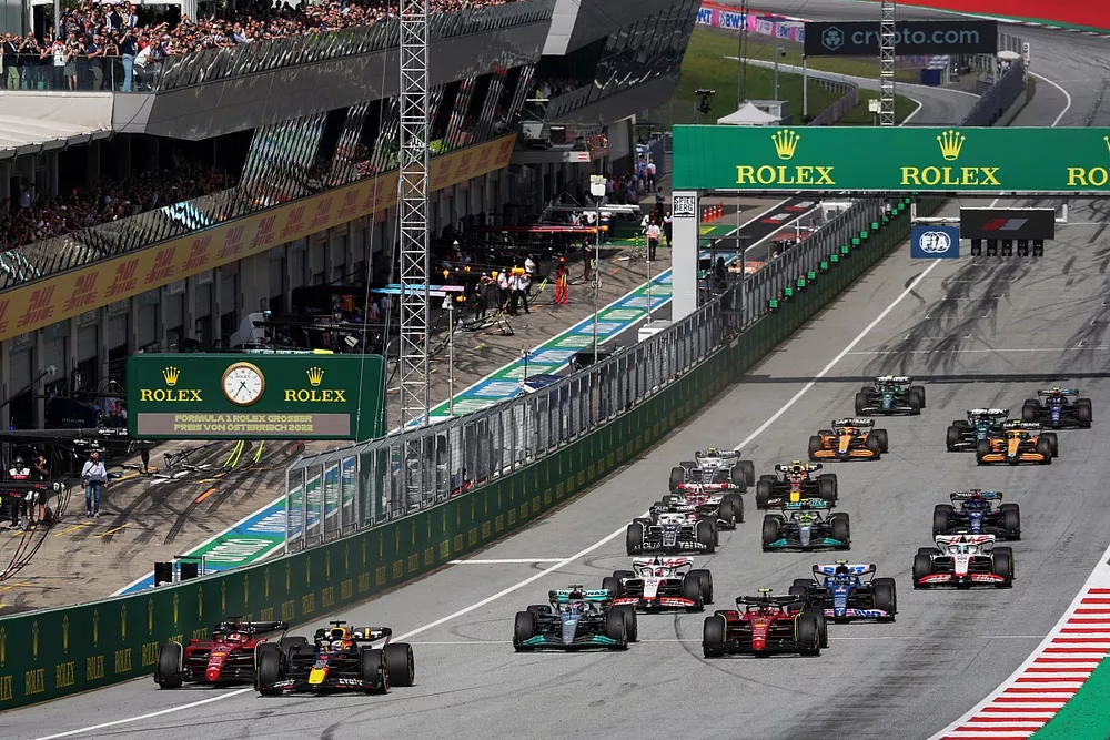 Max Verstappen, Red Bull Racing RB18, Charles Leclerc, Ferrari F1-75, Carlos Sainz, Ferrari F1-75, George Russell, Mercedes W13, the rest of the field at the start of the Sprint race