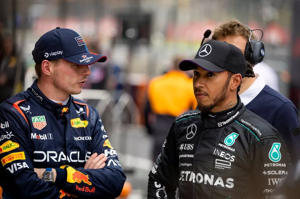 Max Verstappen, Red Bull Racing, 1e positie, Lewis Hamilton, Mercedes-AMG F1 Team, 2e positie, in Parc Ferme 