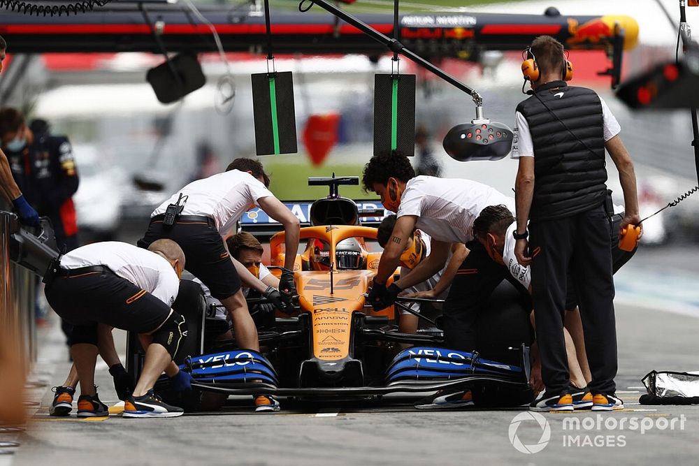 Carlos Sainz Jr., McLaren MCL35, ha cambiado su aler&oacute;n delantero