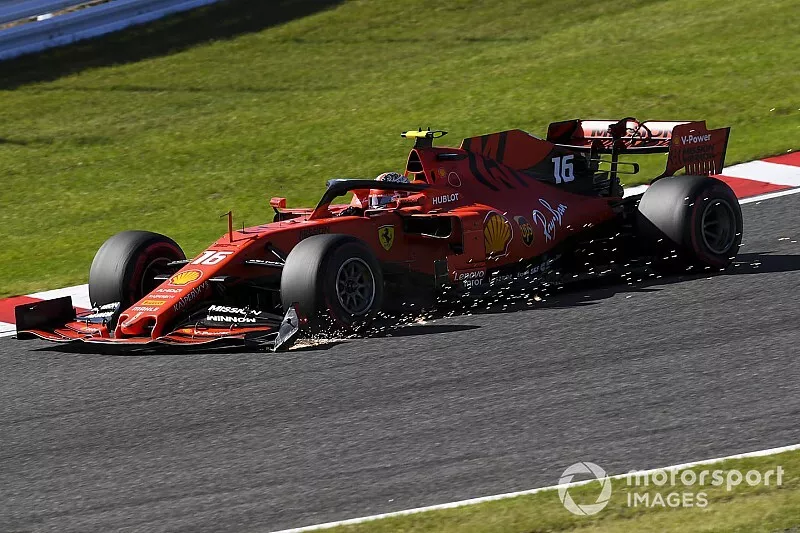Charles Leclerc, Ferrari SF90, con chispas de su aler&oacute;n delantero da&ntilde;ado despu&eacute;s del contacto con Max Verstappen, Red Bull Racing RB15, en la primera vuelta.