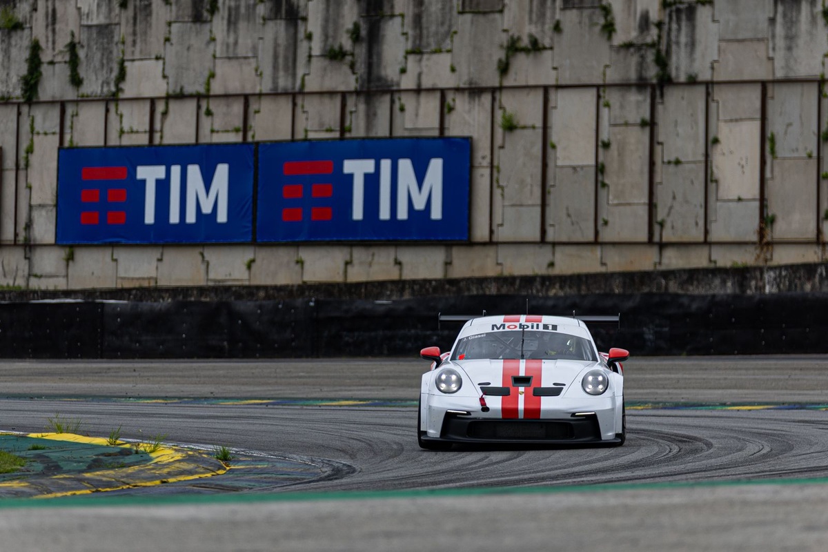 Porsche Cup: Giassi 'dá o bote' na relargada e vence a corrida 2 da Carrera Cup em Interlagos