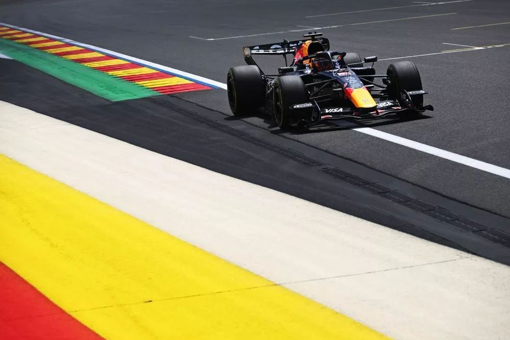 F1 GP van België: Max Verstappen snelste in VT1 voor Lewis Hamilton