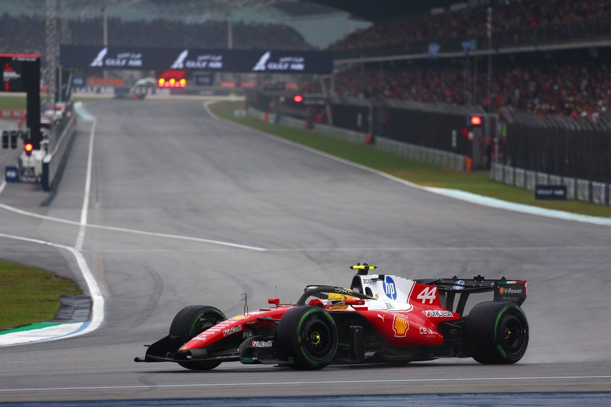 Software Bug Stalls F1 Cars During Bahrain Grand Prix Formation Lap