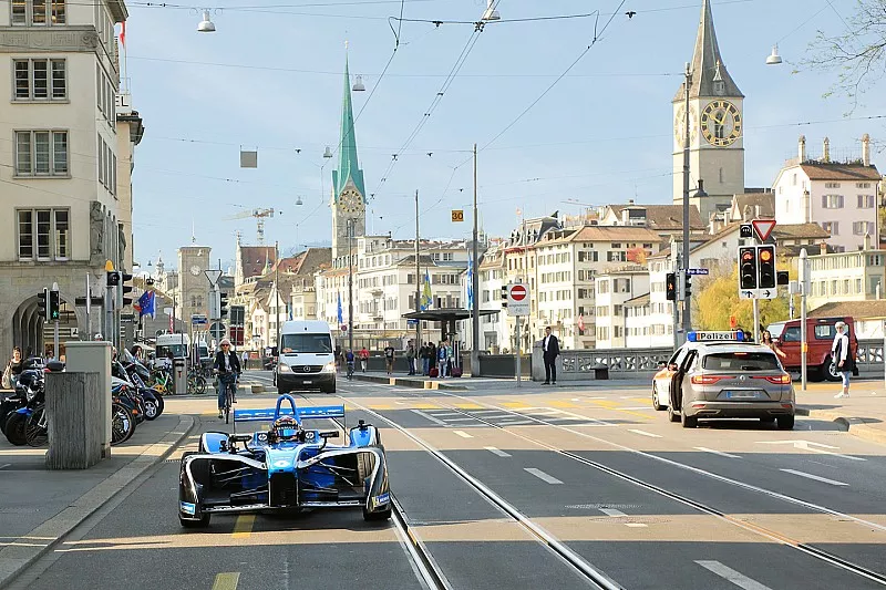 S&eacute;bastien Buemi in den Strassen von Z&uuml;rich