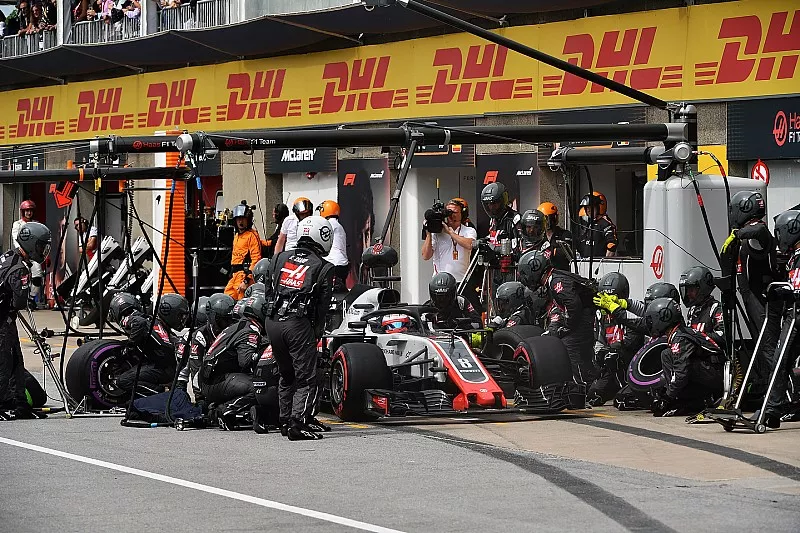 Romain Grosjean, Haas F1 Team VF-18 pit stop