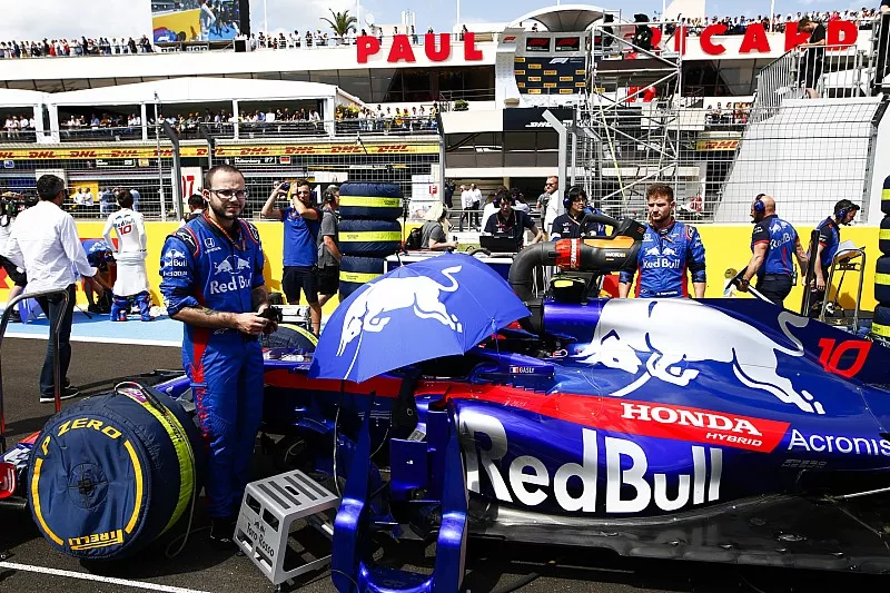 Pierre Gasly, Toro Rosso STR13, on the grid