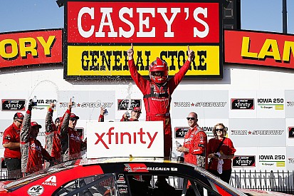 Justin Allgaier contiene a Bell y gana en Iowa