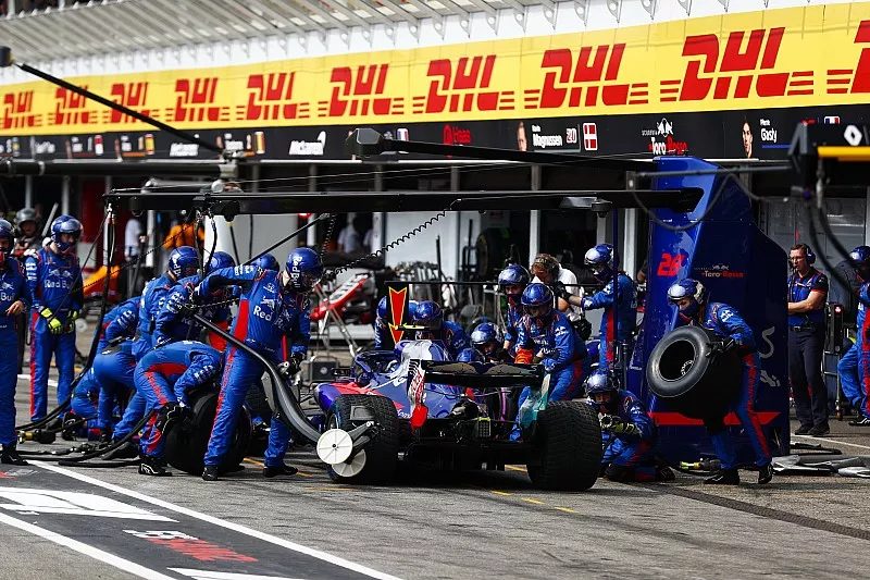 Pierre Gasly, Toro Rosso STR13, maakt een pitstop