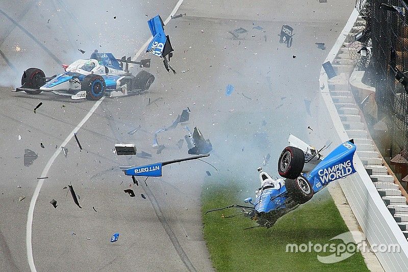 Scott Dixon, Chip Ganassi Racing Honda, Jay Howard, Schmidt Peterson Motorsports Honda involved in a huge crash