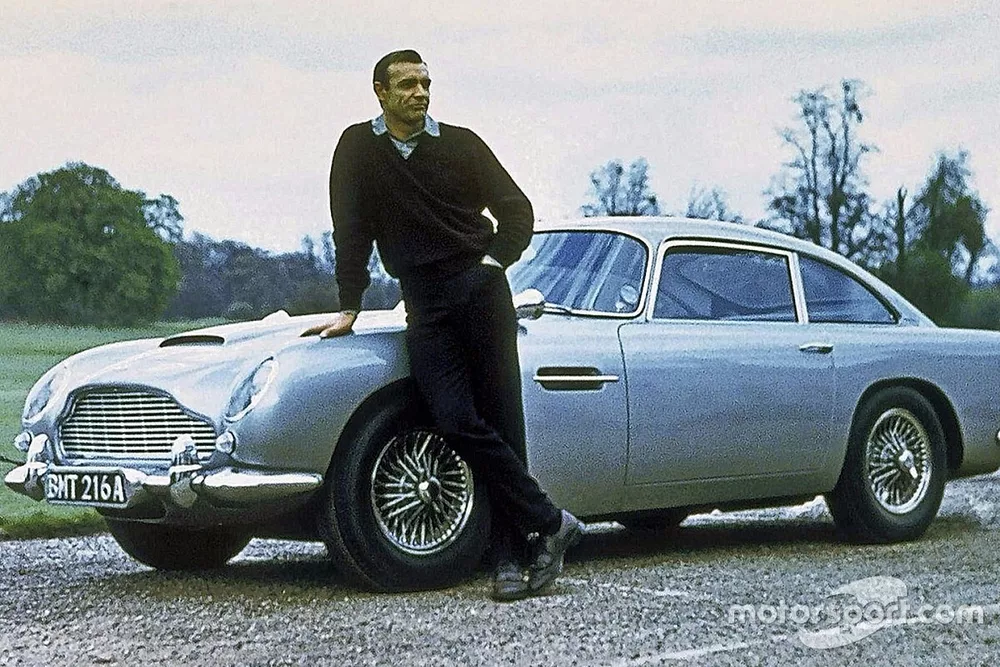 James Bond (Sean Connery) et son Aston Martin DB5