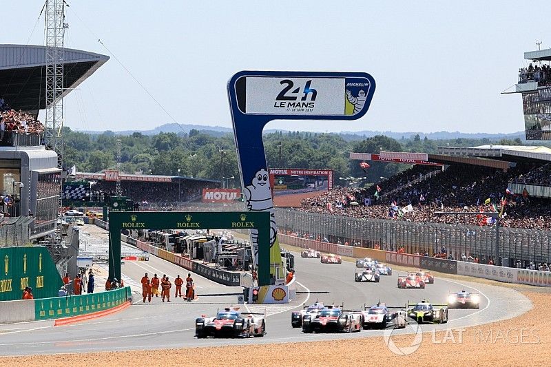 Start: #7 Toyota Gazoo Racing Toyota TS050 Hybrid: Mike Conway, Kamui Kobayashi, Stéphane Sarrazin