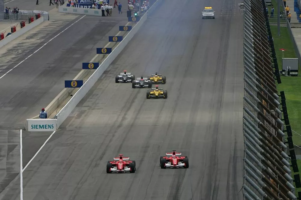 Start: Michael Schumacher neemt de leiding