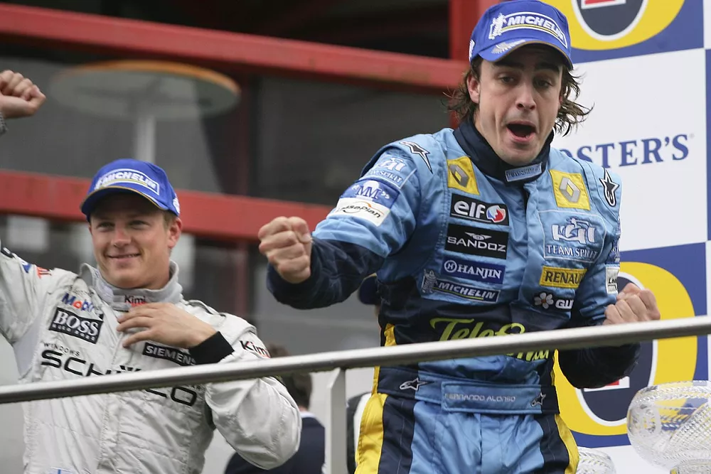 Podio: Fernando Alonso segundo lugar y Kimi Raikkonen ganador de la carrera