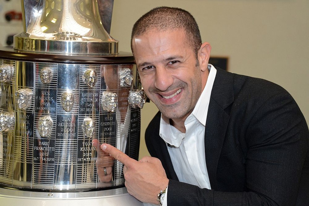 Tony Kanaan y el trofeo Borg-Warner