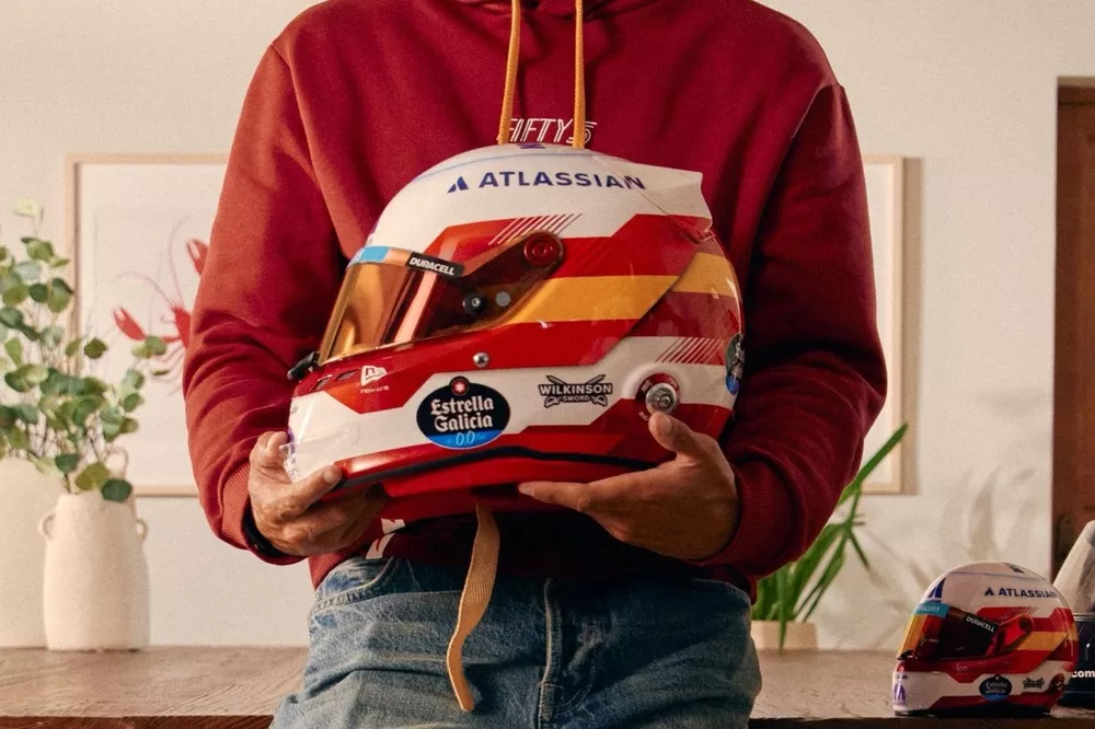 Carlos Sainz casco Madrid