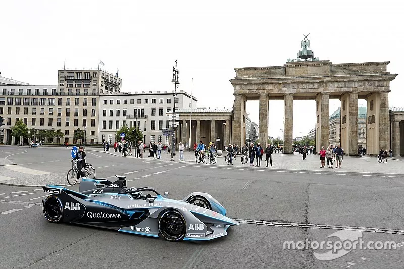 El campe&oacute;n mundial de F&oacute;rmula 1, Nico Rosberg, conduce el F&oacute;rmula E Gen2 por las calles de Berl&iacute;n