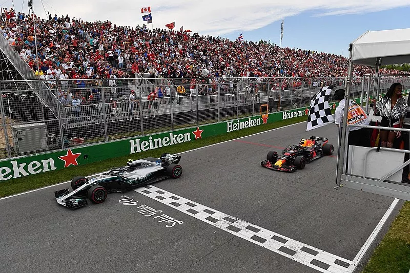 Valtteri Bottas, Mercedes-AMG F1 W09 e Max Verstappen, Red Bull Racing RB14, , prendono la bandiera a scacchi