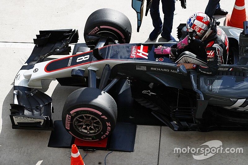 Romain Grosjean, Haas F1 Team VF-17, al ponte di pesata della FIA