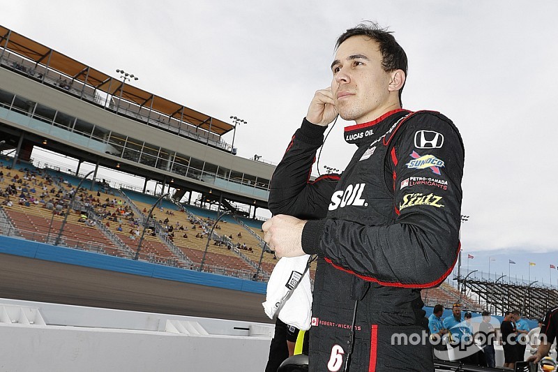 Wickens caminha com o auxílio de fisioterapeutas em vídeo