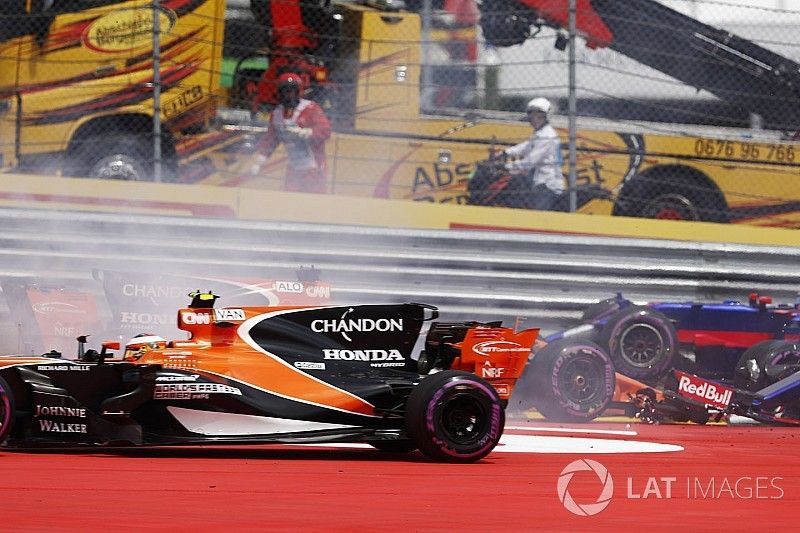 Stoffel Vandoorne, McLaren MCL32 y Daniil Kvyat, Scuderia Toro Rosso STR12, collides, Fernando Alonso, McLaren MCL32