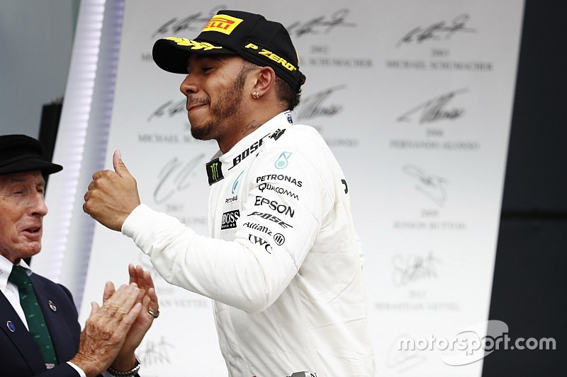 Stewart: Hamilton amellett, hogy kiváló versenyző, szerencsés is