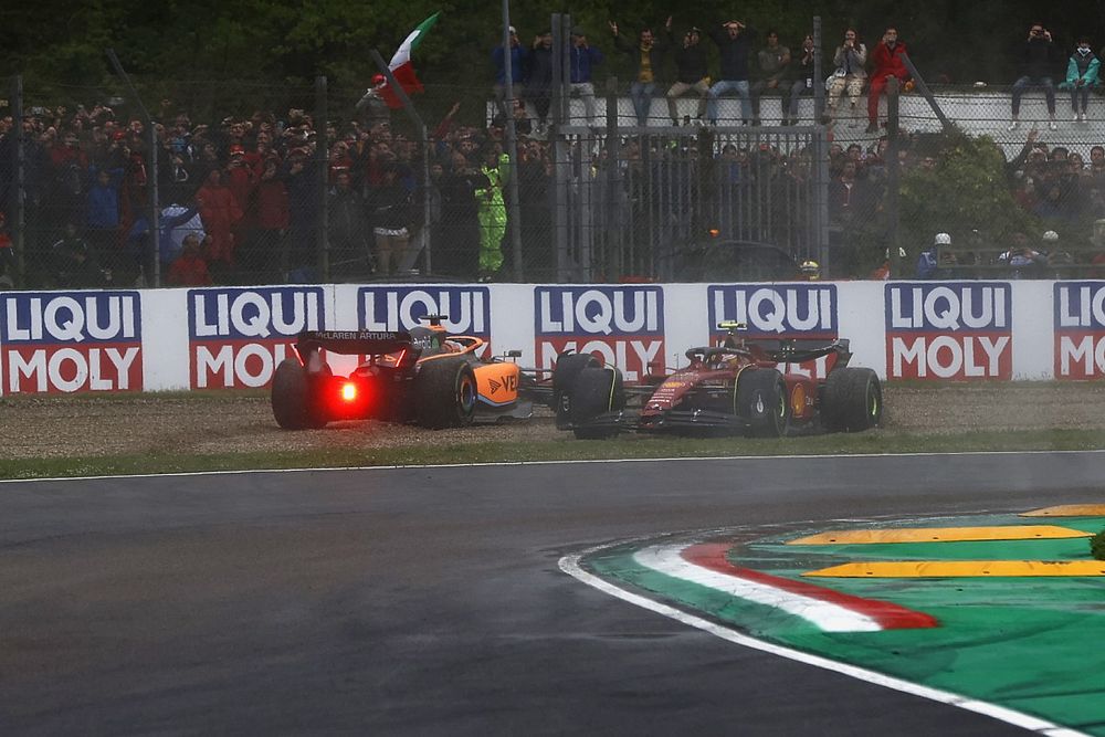 Daniel Ricciardo, McLaren MCL36, Carlos Sainz Jr., Ferrari F1-75, collide on the opening lap