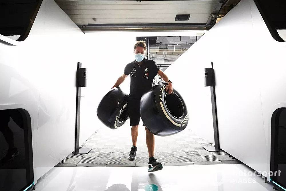 Mec&aacute;nico de Mercedes con neum&aacute;ticos Pirelli