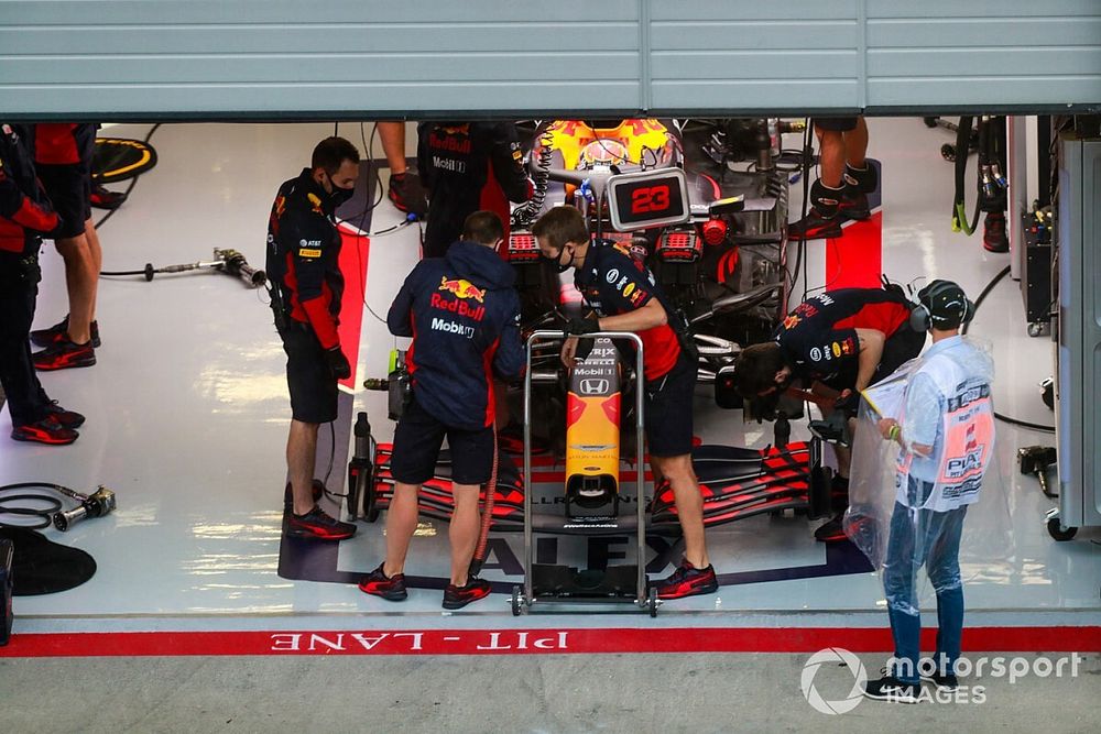 El Red Bull Racing RB16 de Alexander Albon es trabajado por los mec&aacute;nicos en el garaje del equipo