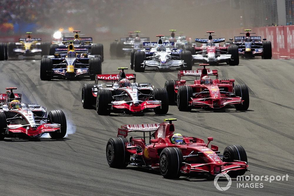 Felipe Massa, Ferrari F2008 leads Lewis Hamilton, McLaren MP4-23 Mercedes, Kimi Raikkönen, Ferrari F2008 and Heikki Kovalainen, McLaren MP4-23 Mercedes at the start