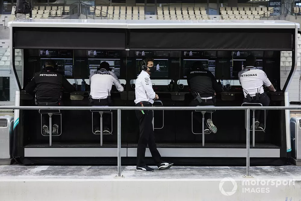 Toto Wolff, Directeur Ex&eacute;cutif, Mercedes AMG , sur le muret des stands