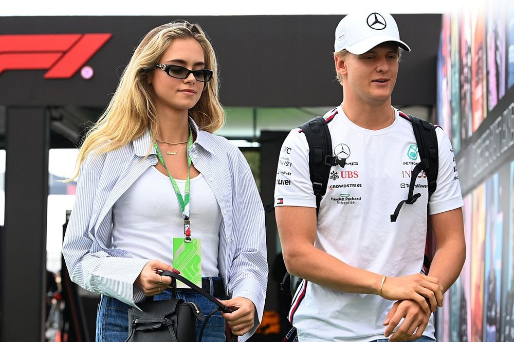 Mick Schumacher, piloto reserva de Mercedes-AMG, y su novia Laila Hasanovic llegan al paddock