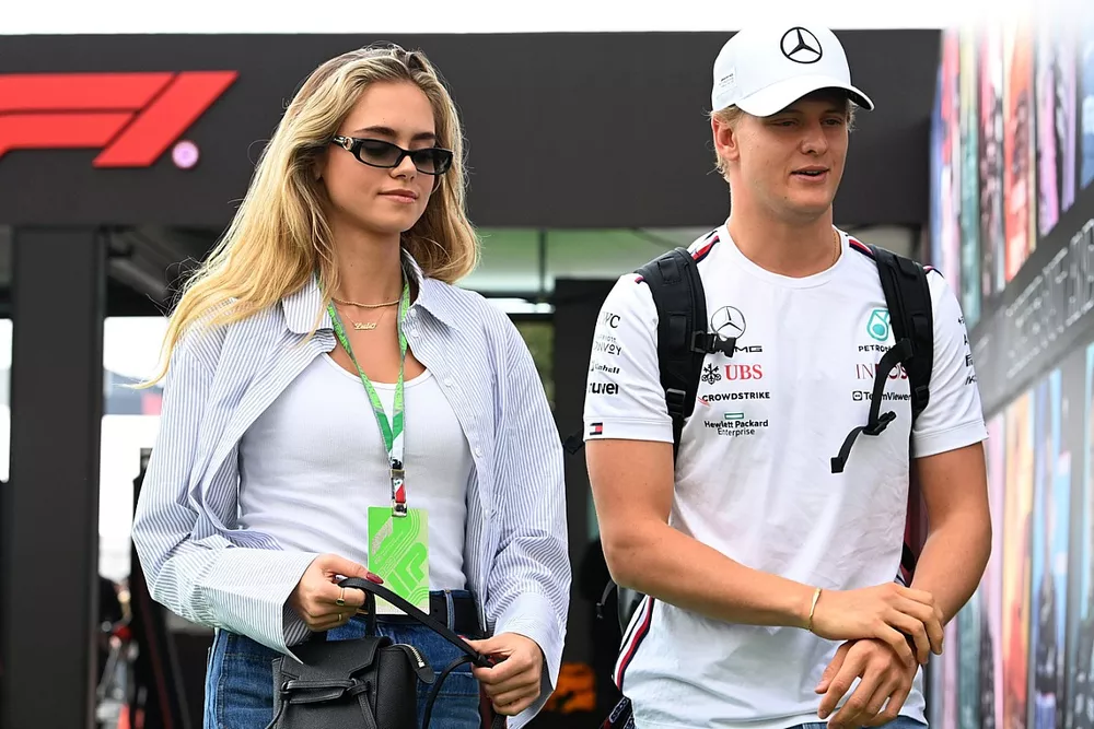 Mick Schumacher, reservecoureur, Mercedes-AMG, vriendin Laila Hasanovic arriveren in de paddock