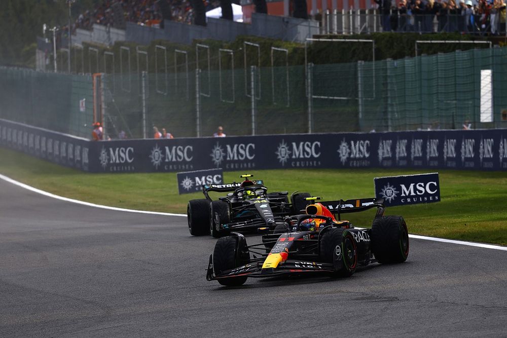 Sergio Perez, Red Bull Racing RB19, lidera Lewis Hamilton, Mercedes F1 W14