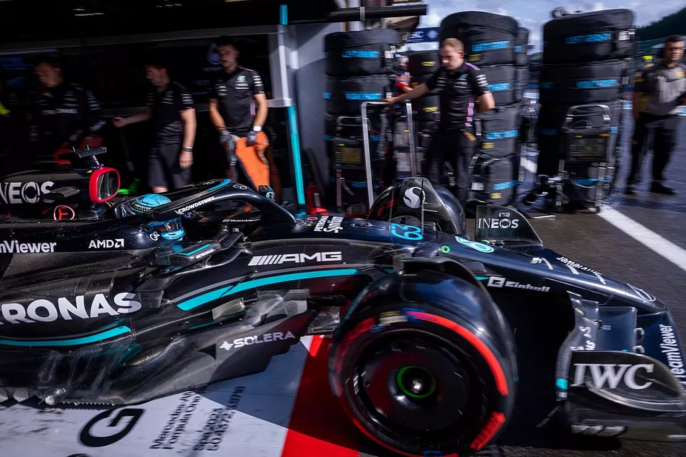 George Russell, Mercedes F1 W14, sale del garaje