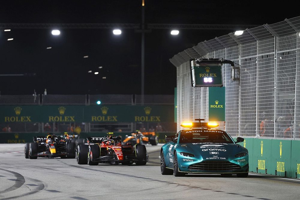 El Coche de Seguridad lidera a Carlos Sainz, Ferrari SF-23, Max Verstappen, Red Bull Racing RB19